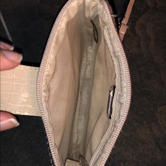 Guess purse - Picture 4 of 4